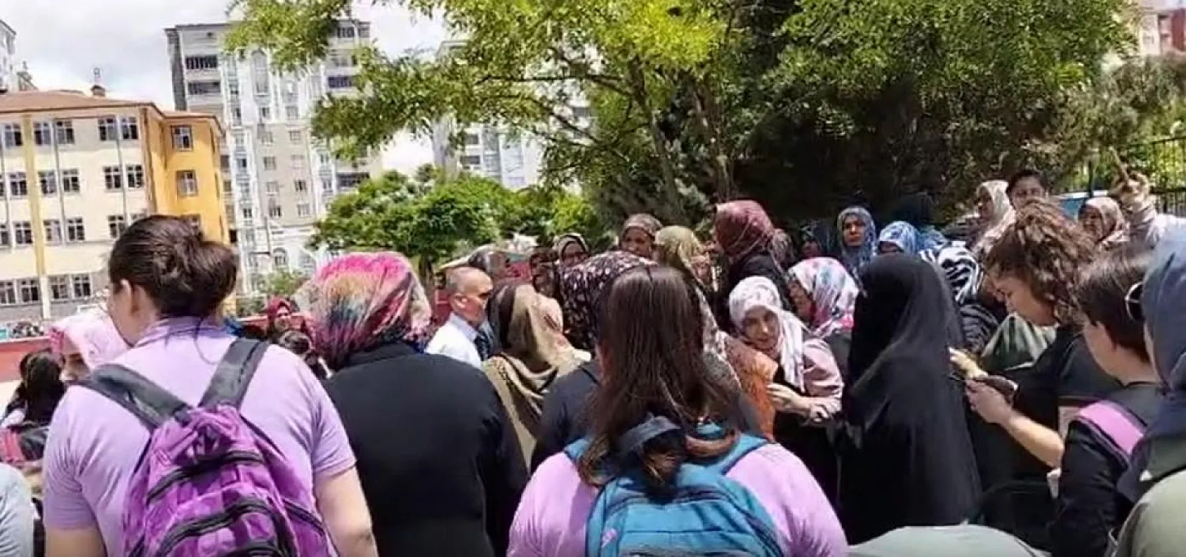 Skandal: Kantinci Kur'an-ı Kerim sayfalarını tost kağıdı yaptı