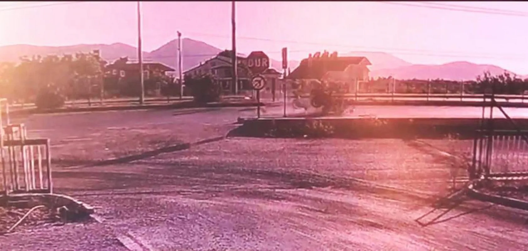 Motosiklet ile yaya geçidinden geçerken canından oldu