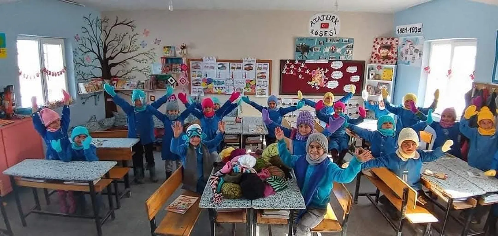 Bir gözü görmeyen 70 yaşındaki Sema teyze kitap okumaktan ve örgü örmekten vazgeçmiyor