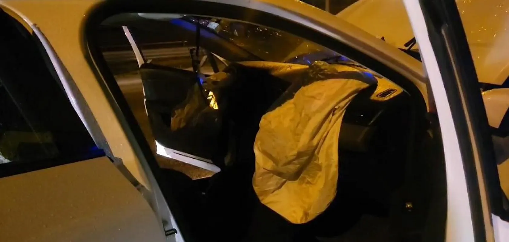 Yağmurda kayan otomobil bariyerlere saplandı, sürücü araca sıkıştı!