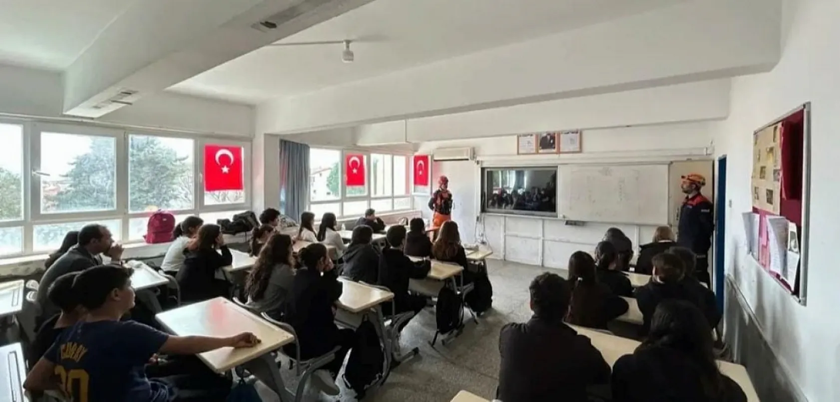 Datça'da 6 Şubat depremlerinde hayatını kaybedenler için anma programı düzenledi