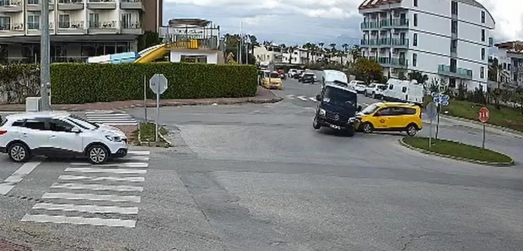 Minibüs ile ticari taksi kavşakta çarpıştı: 2'si turist 3 yaralı