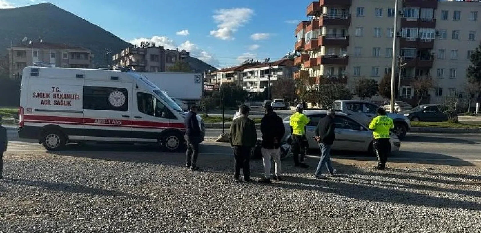 Otomobil ile motosiklet çarpıştı, 1 yaralı