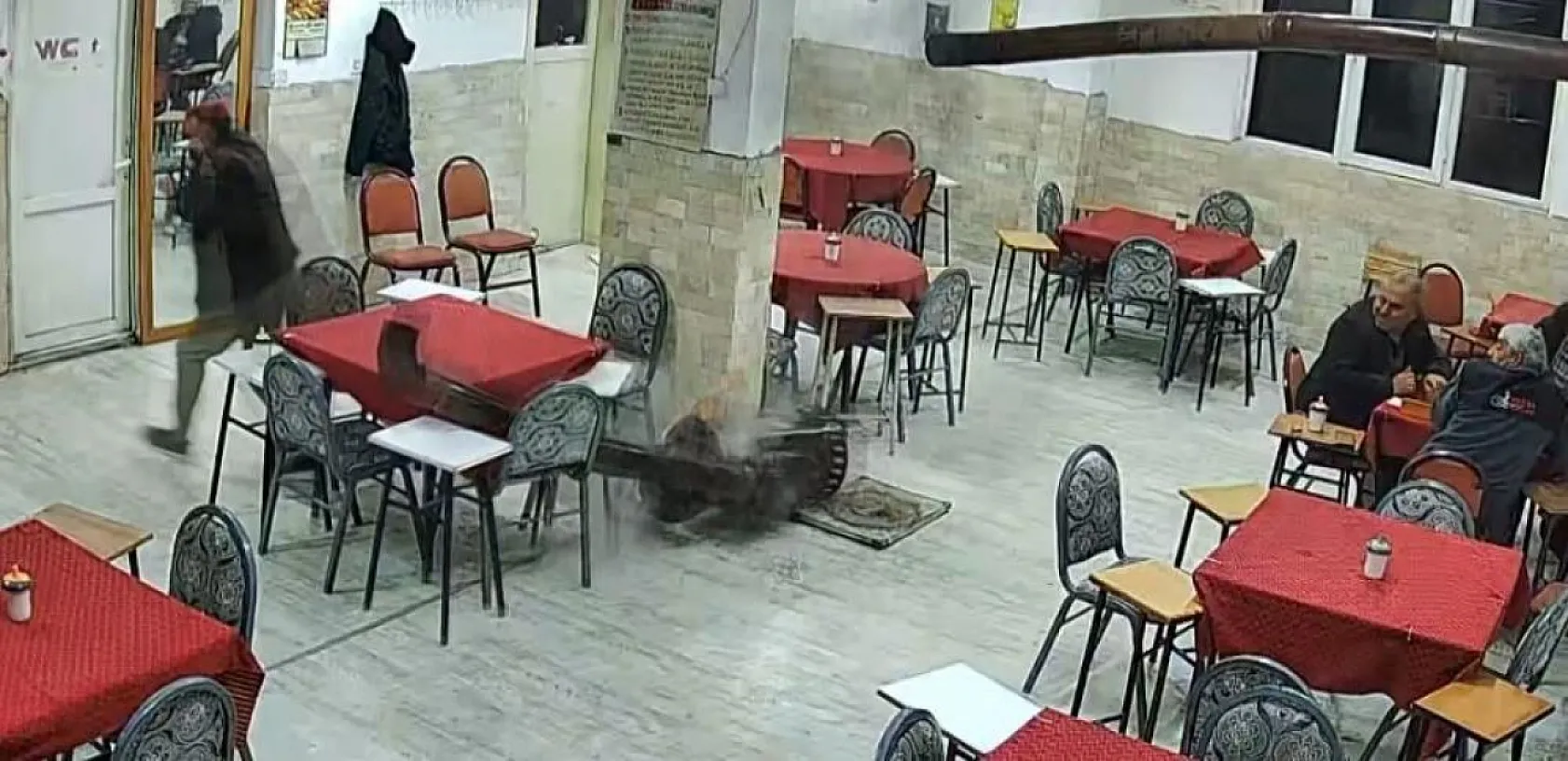 Güzel kokması için sobaya dökülen kolonya ortalığı savaş alanına çevirdi