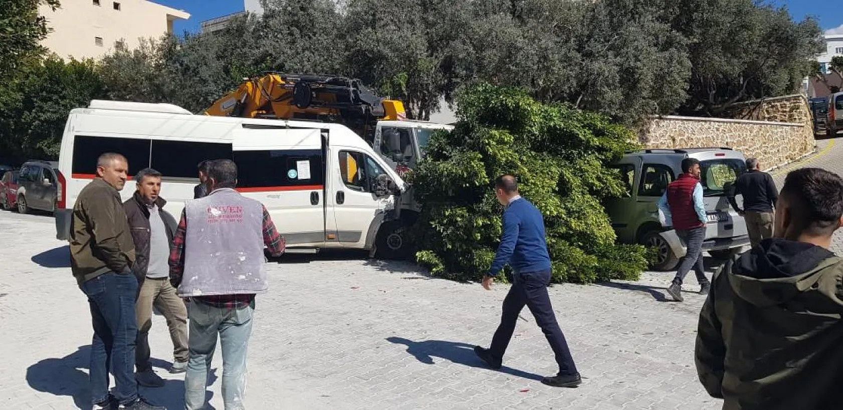 Freni boşalarak hareket eden vinç ortalığı karıştırdı