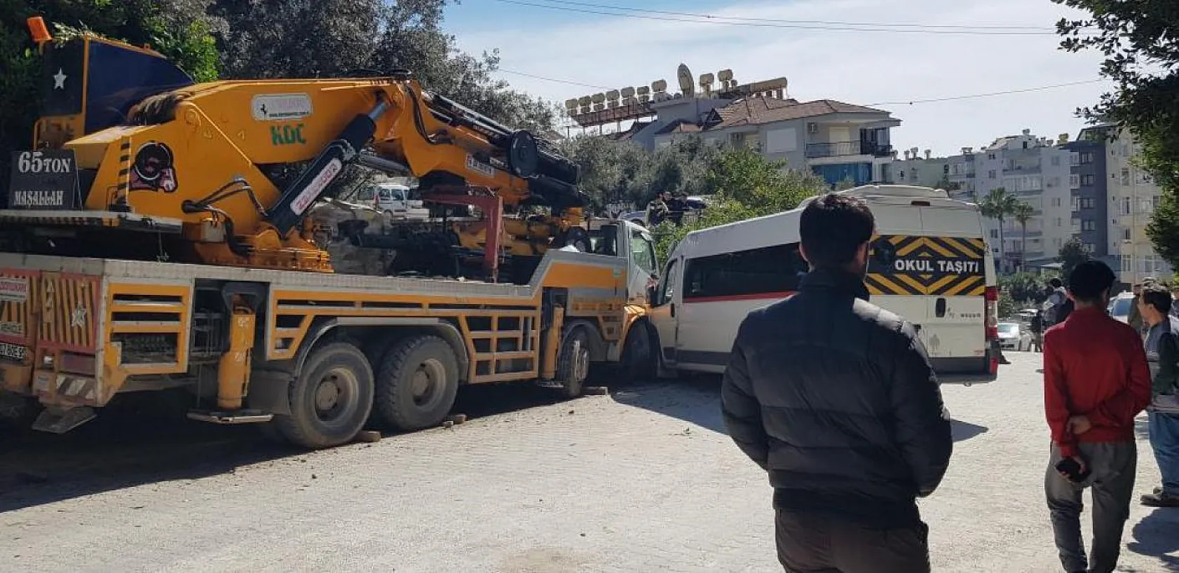 Freni boşalarak hareket eden vinç ortalığı karıştırdı