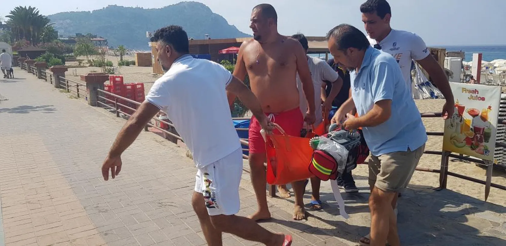Denizde Boğulma Tehlikesi Yaşayan Adam, Kalp Masajı ve Elektro Şokla Kurtarıldı