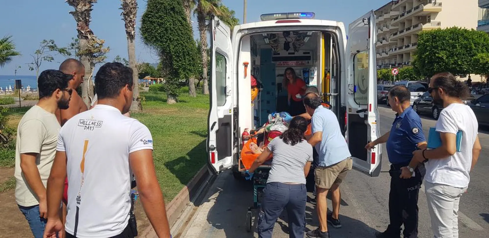 Denizde Boğulma Tehlikesi Yaşayan Adam, Kalp Masajı ve Elektro Şokla Kurtarıldı