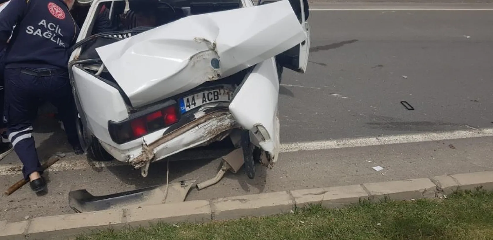 Çekici ile çarpışan Tofaş kağıt gibi ezildi: 8 yaralı