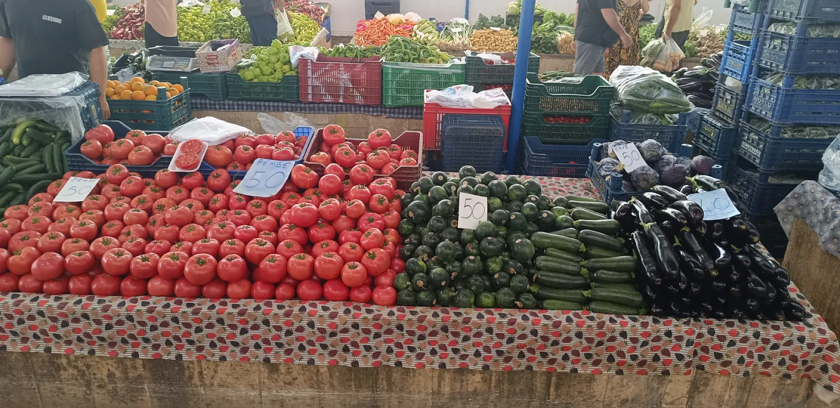 Fethiye Salı Pazarı'nda renkli tezgahlar yaz sofralarını süslüyor
