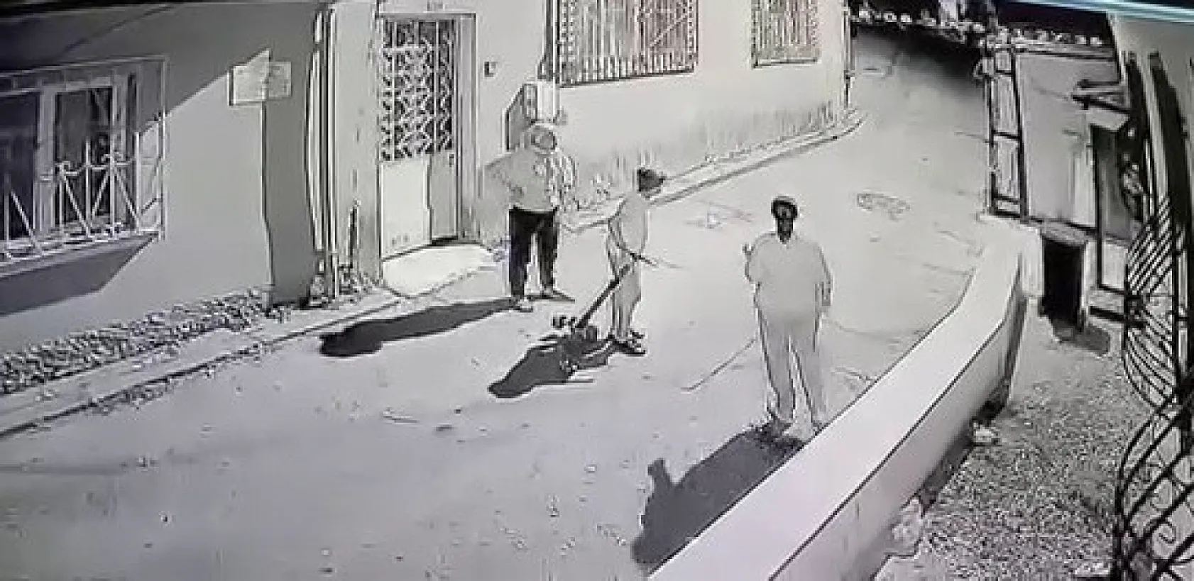 Palyaço Kıyafetli Şüpheli Çocukları Kovaladı