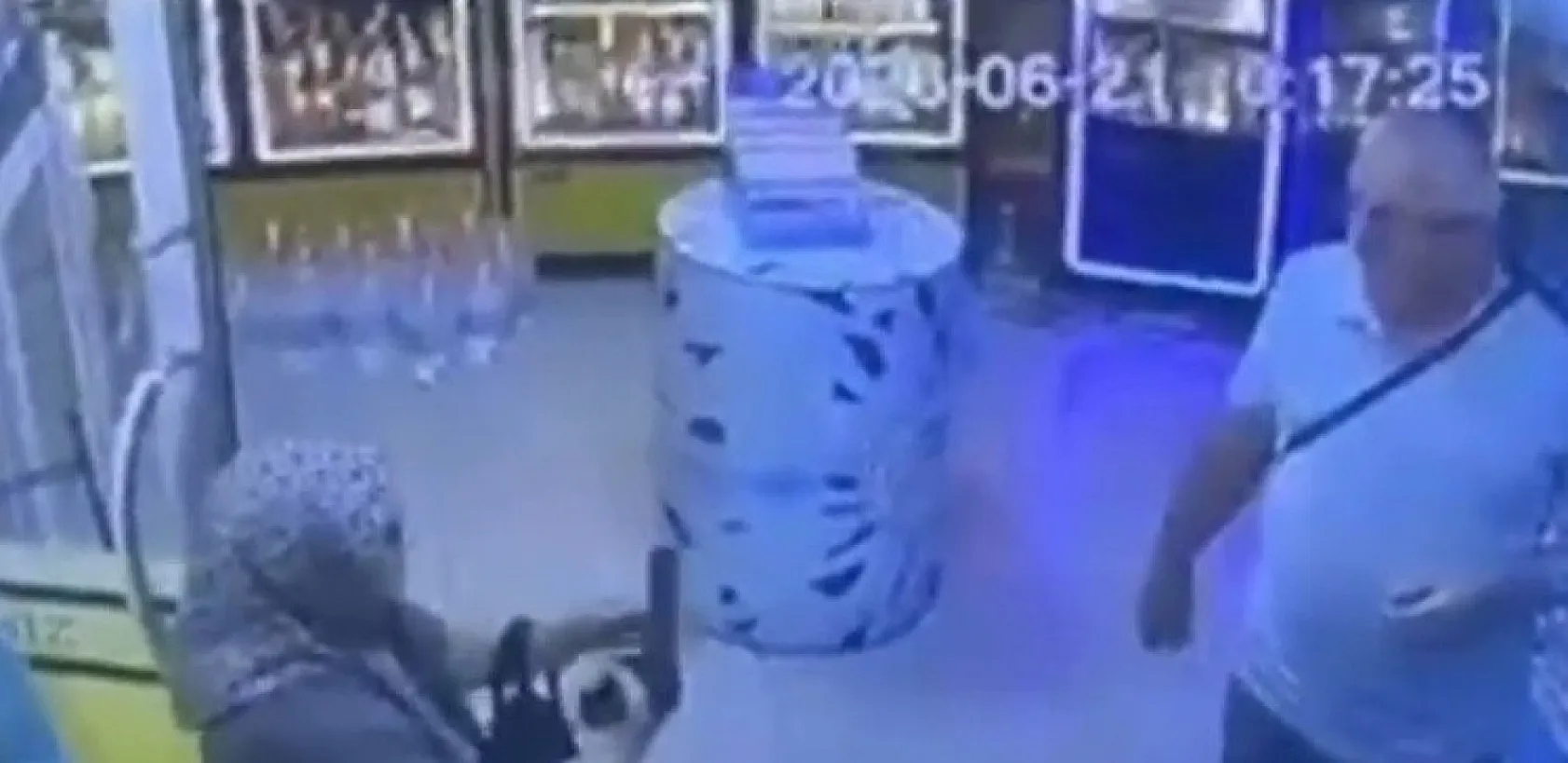 Boşanma aşamasındaki eşinin vurmak istediği adam silah tutukluk yapınca kurtuldu