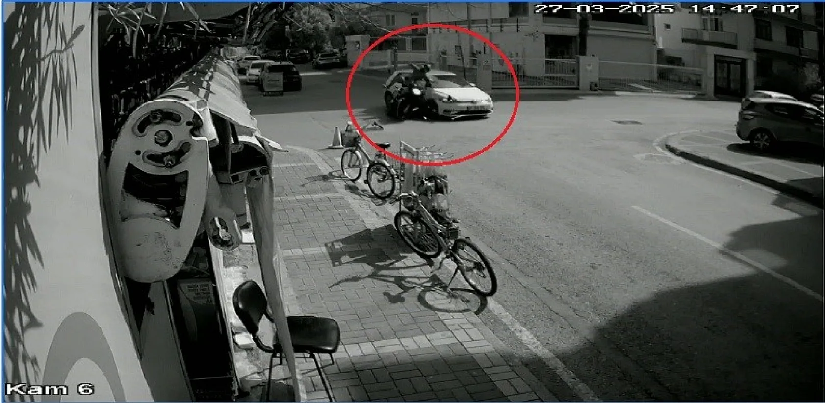 Feci kaza! Motosiklet sürücüsü havada savruldu