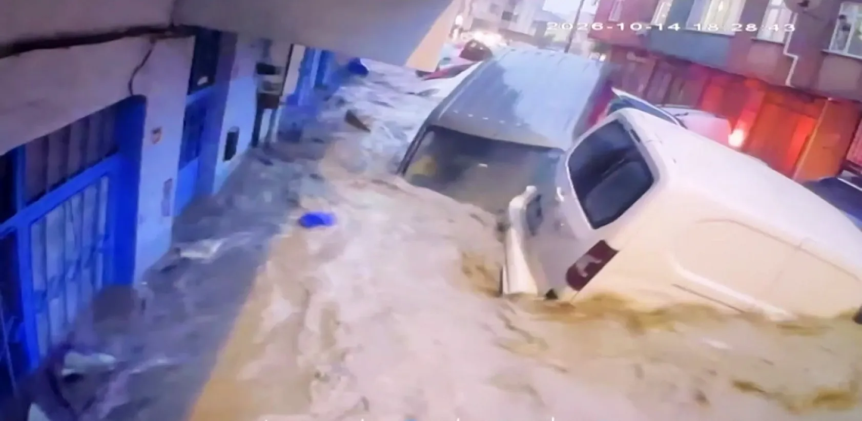 Ayazağa'da sel felaketinde araçların üst üste bindiği anlar görüntülendi