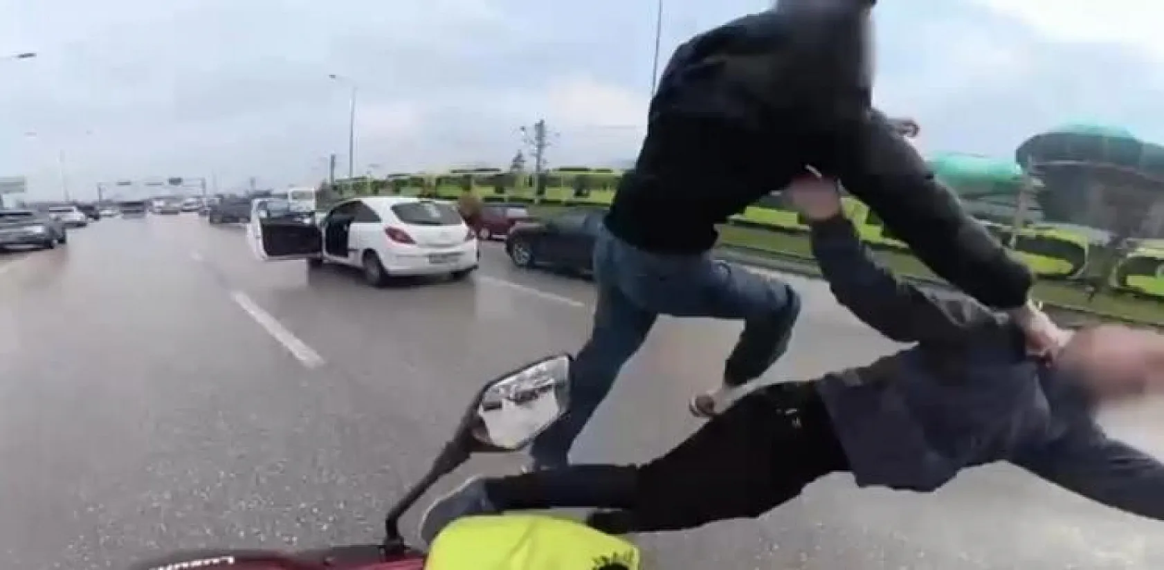 Yol verme tartışması kavgaya dönüştü: 2 sürücü gözaltında