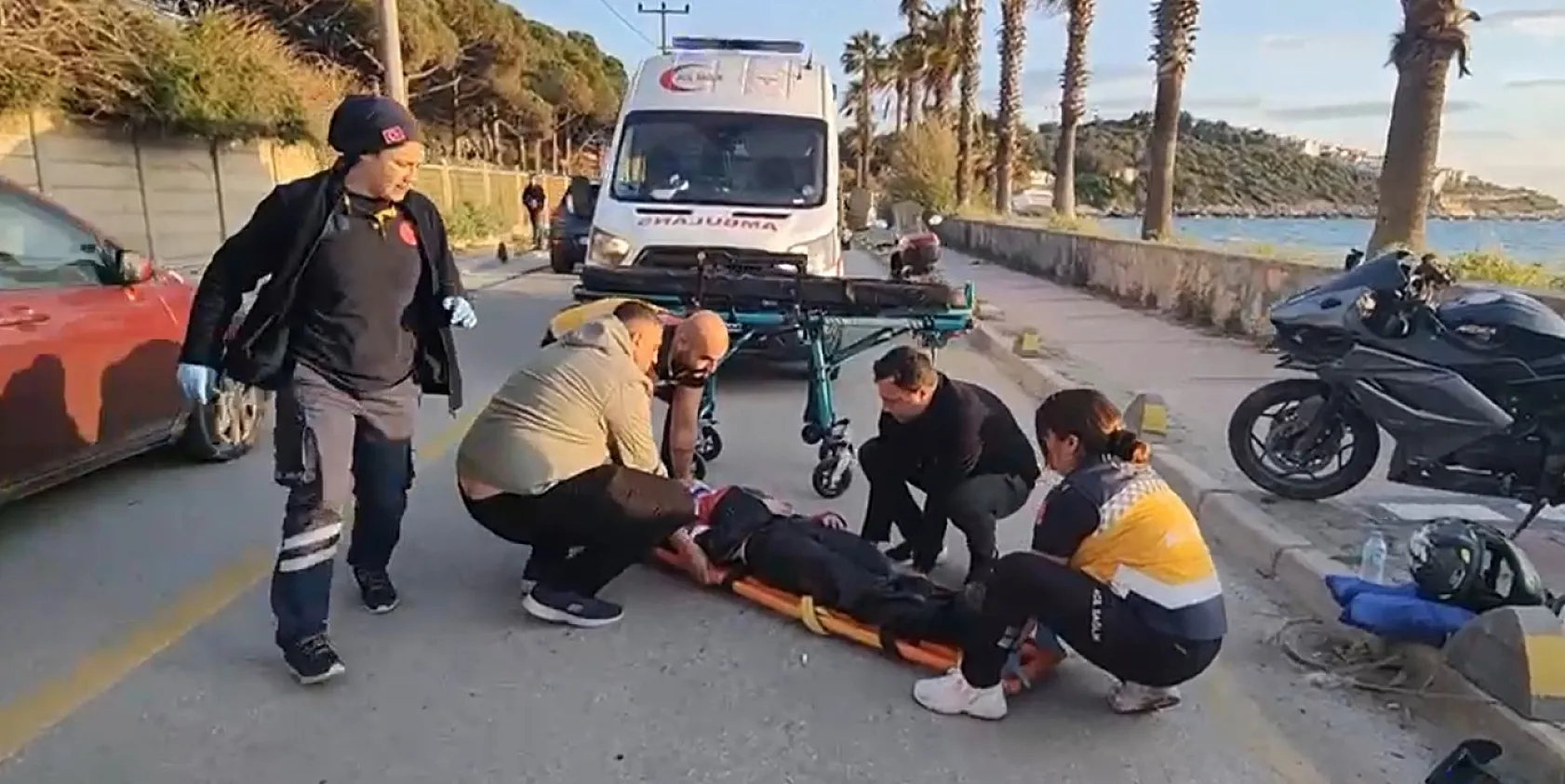Otomobille çarpışan motosiklet durağa daldı: 2 yaralı