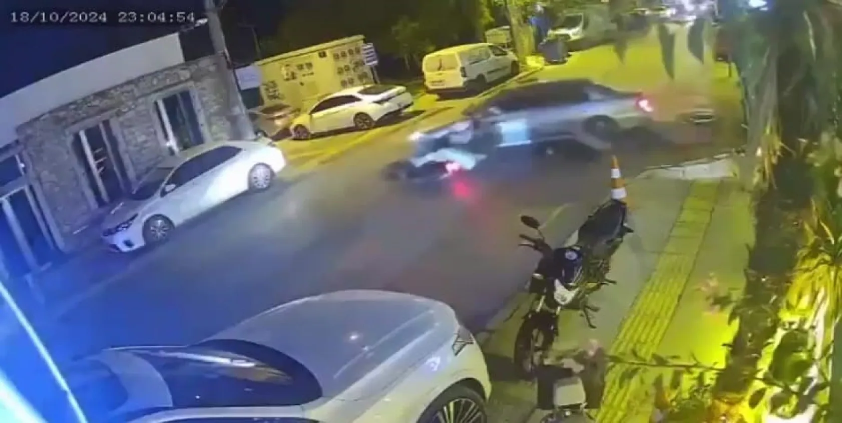 Motosiklet otomobile ok gibi saplandı: 1 ölü, 1 yaralı