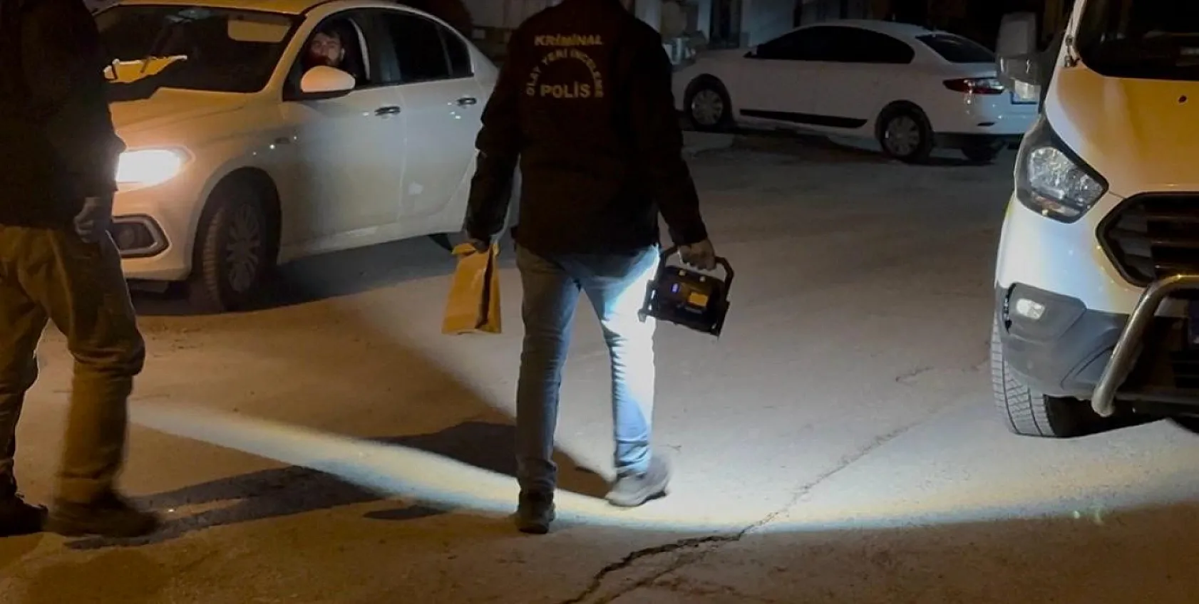 Tabancayla uğraşırken kendini vurdu, silahı yangın merdivenine sakladı