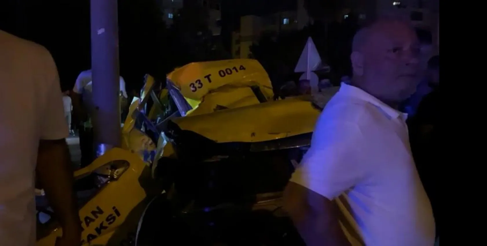 Önce ağaca, sonra direğe! Taksi kazasında can verdiler