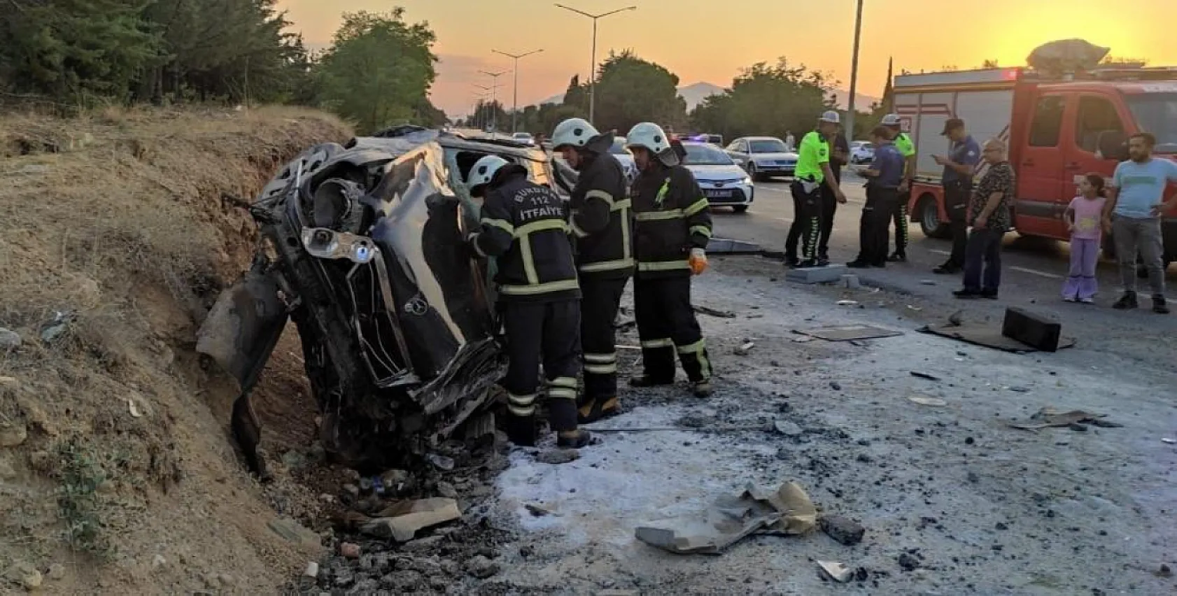 Burdur-Fethiye Karayolu'nda Otomobil Otobüs Durağına Çarptı: 2 Yaralı