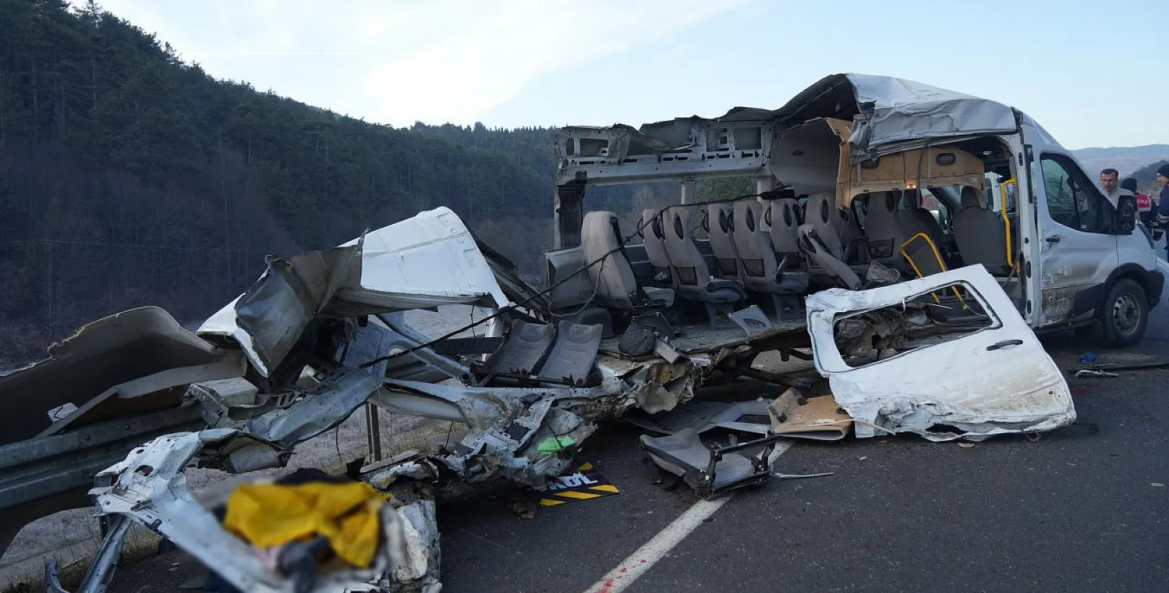 Minibüs kağıt gibi yırtıldı: 1 ölü, 4 yaralı
