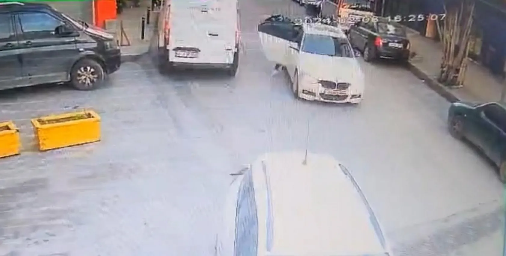 Motosikletli adamın önünü kesip başından vurdular!