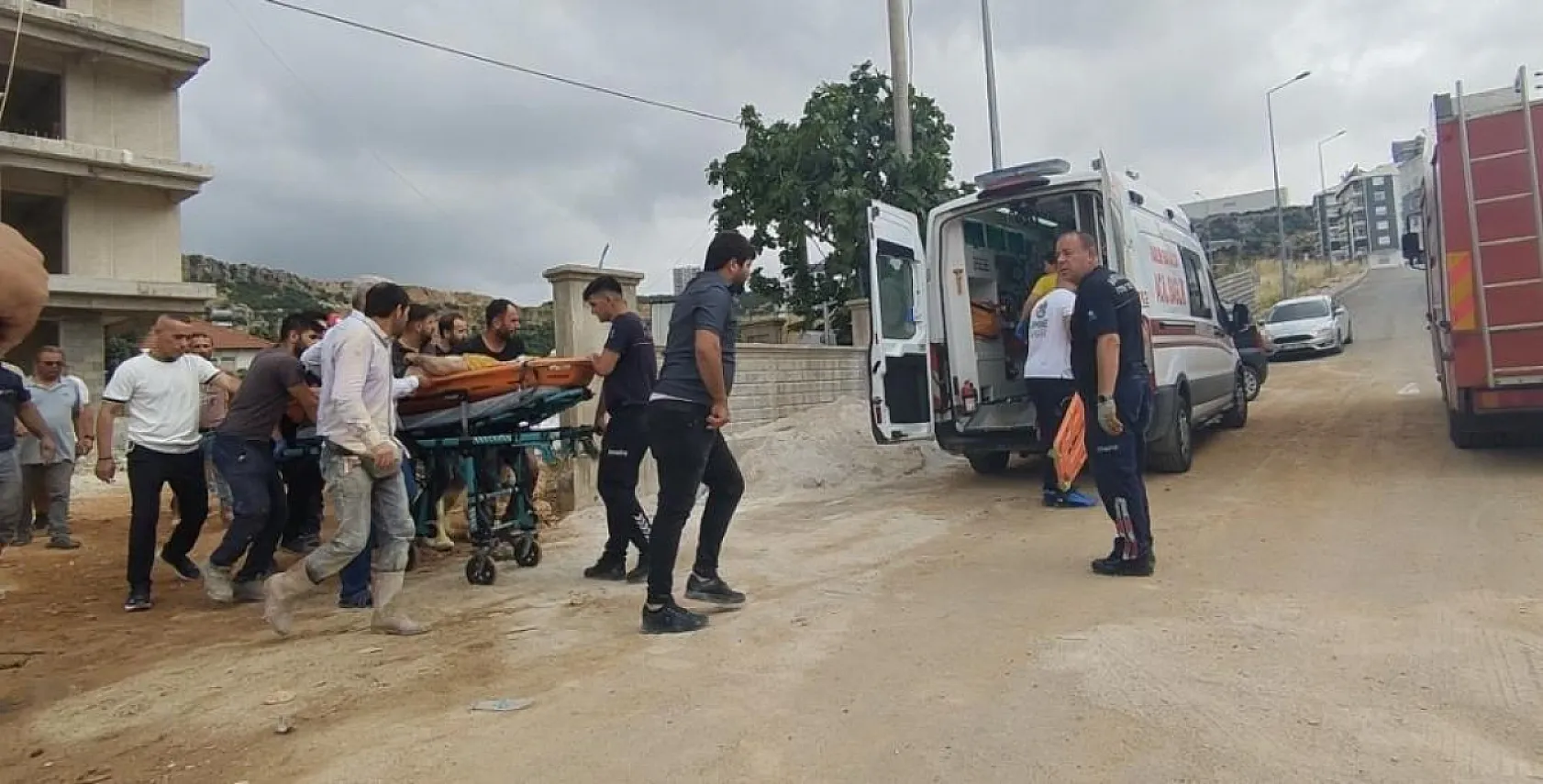 Asansör boşluğuna düşen müteahhit yaralandı