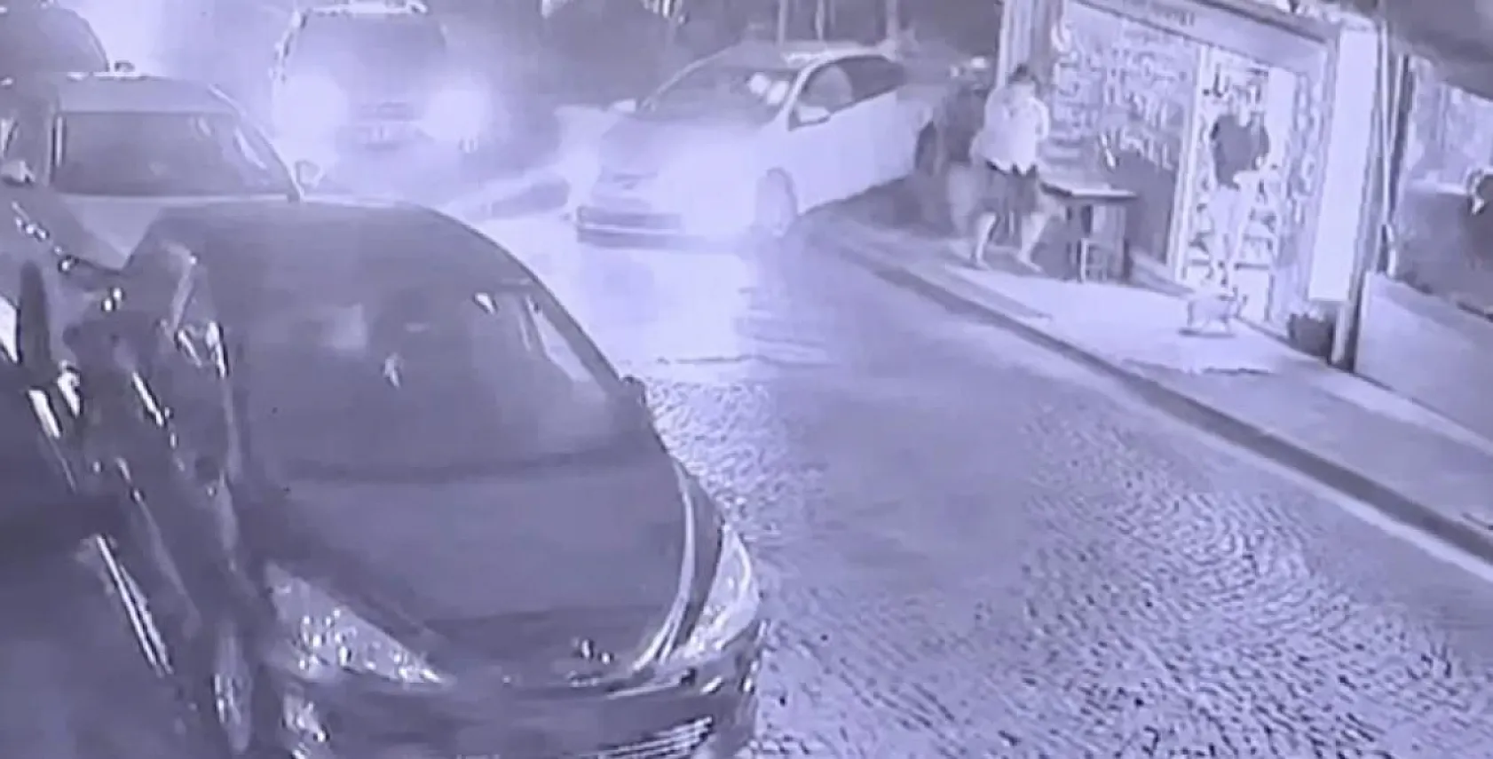 Bodrum'da alkollü sürücü ortalığı birbirine kattı: iş yerlerine ve araçlara çarptı