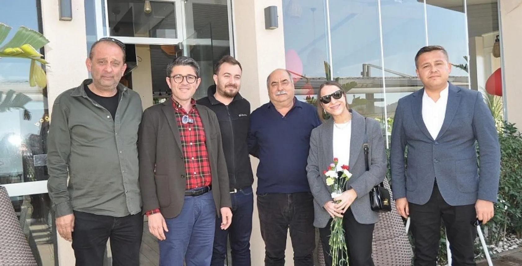 Başkan Adayı Kökten, Sevgililer Gününde Çiçek Dağıttı