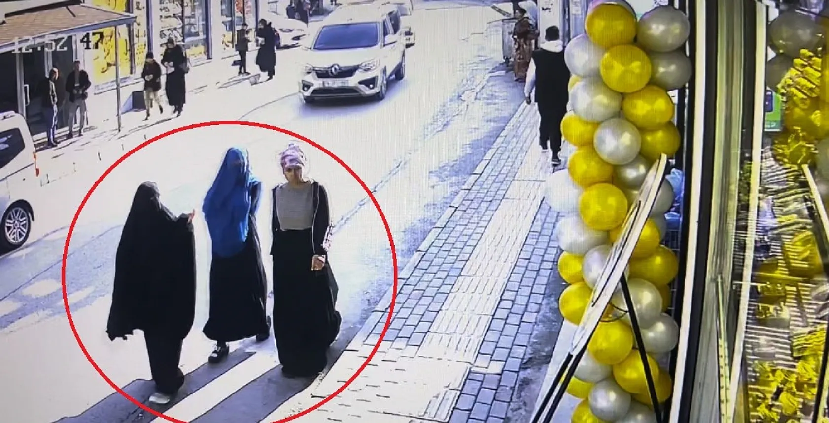 Önce kuyumcuyu soydu, sonra gelen müşteriyi de soydu