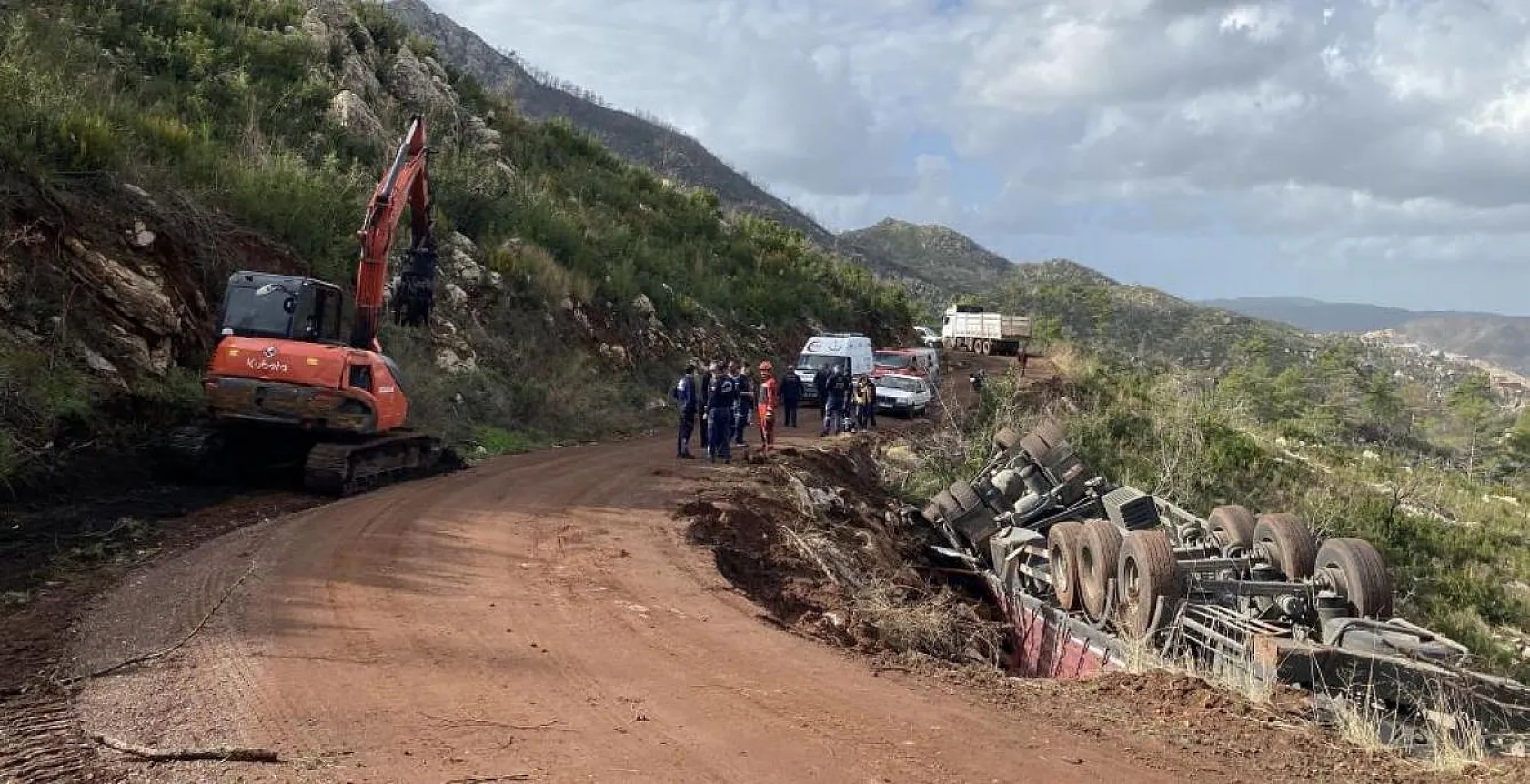 Kereste kamyonu toprak yolda kayarak devrildi