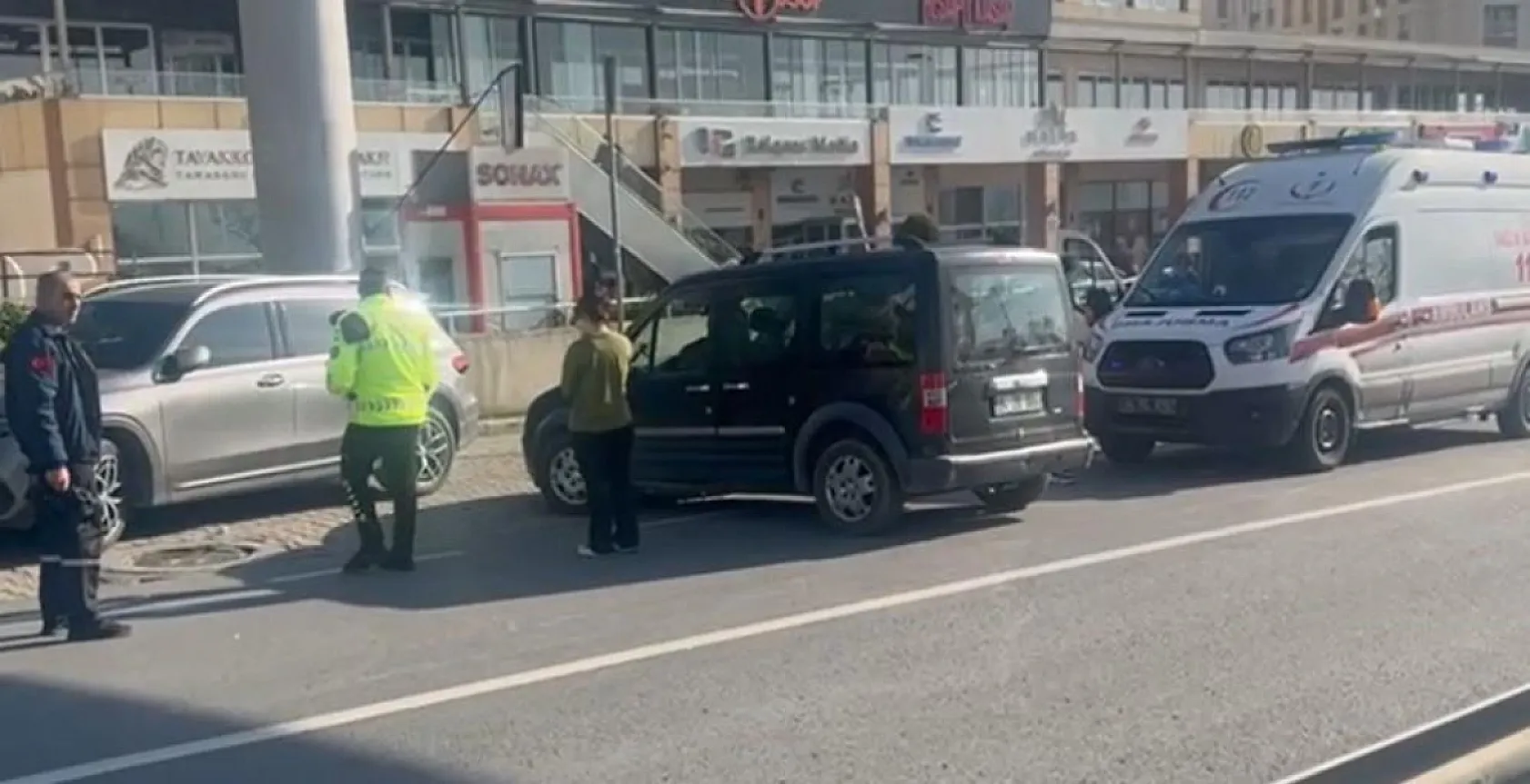 Yol vermeme kavgası kadın sürücü kolundan bıçakladı