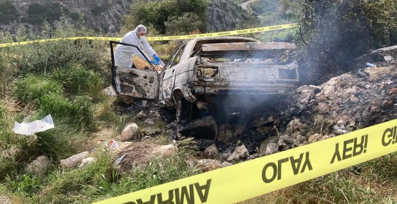 Anne ve oğlu evde, baba ise aracında yanarak ölmüş halde bulundu