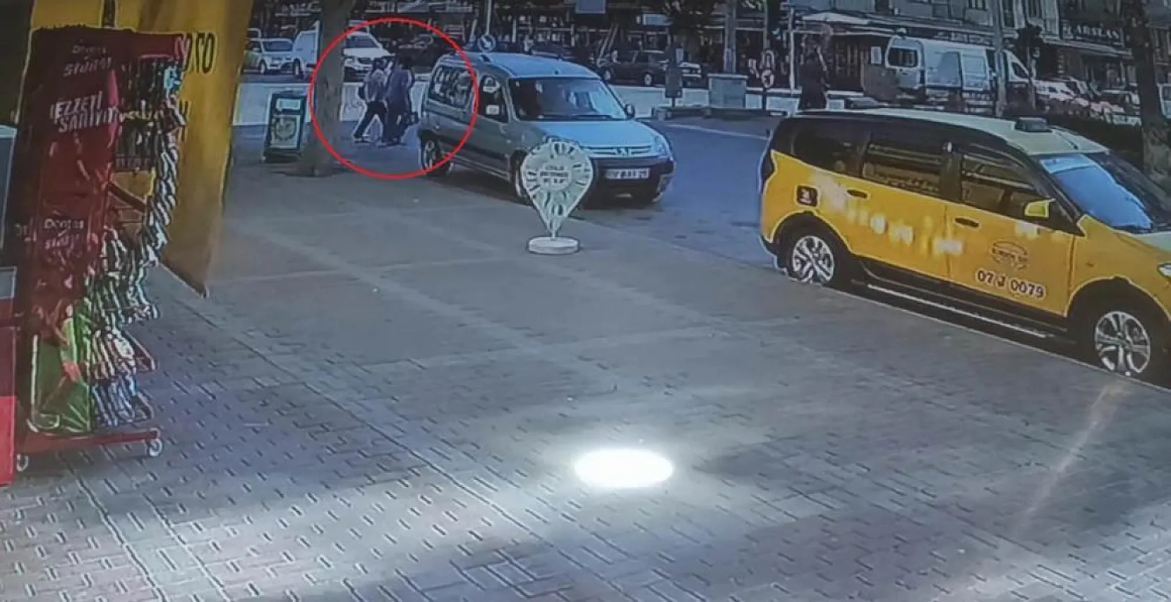 Otomobilin çarptığı kadın metrelerce savruldu