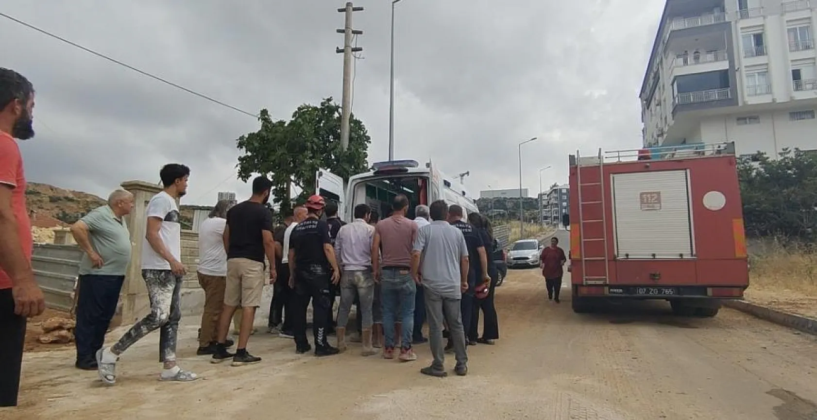 Asansör boşluğuna düşen müteahhit yaralandı