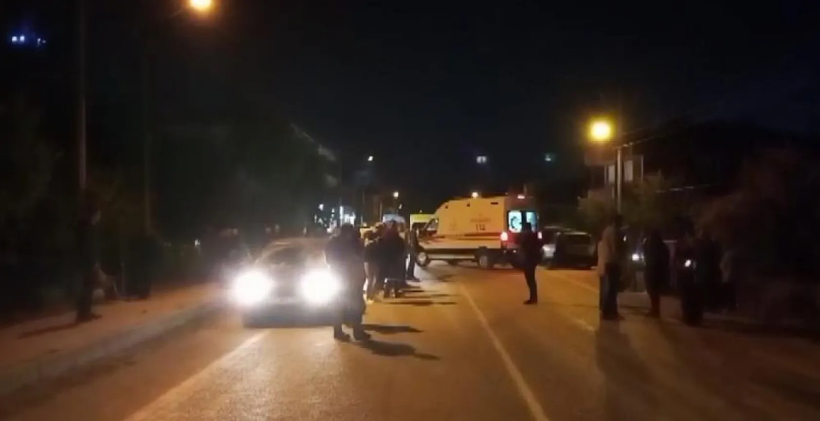 Otomobil yayalara çarptı: 1 kişi hayatını kaybetti, 2 yaşındaki çocuk yaralandı
