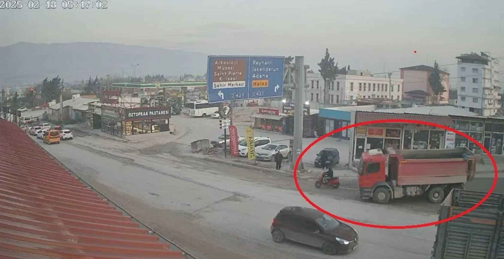 Motosiklet sürücüsü kamyonun altında can verdi