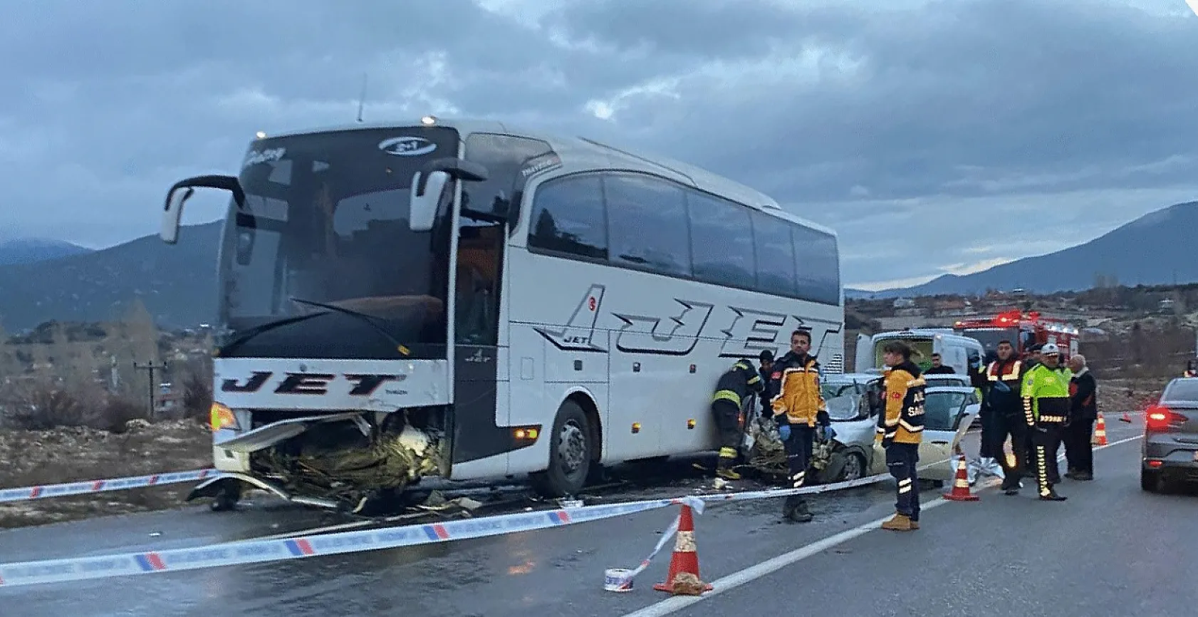 Seydikemer'de yolcu otobüsü ile çarpışan otomobildeki karı koca öldü