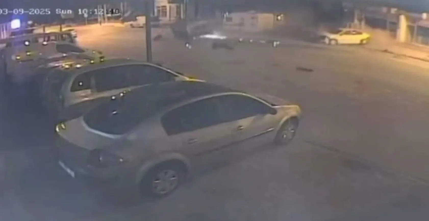 Fiat Tofaş otomobil, park halindeki araçlara çarpıp hurdaya döndü: 1'i ağır 2 yaralı