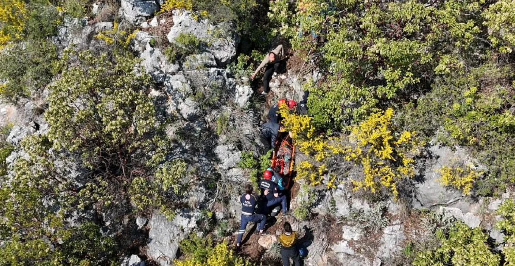 Alçak uçuş yaparken paraşütü makilere takıldı, düştüğü yerde mahsur kaldı