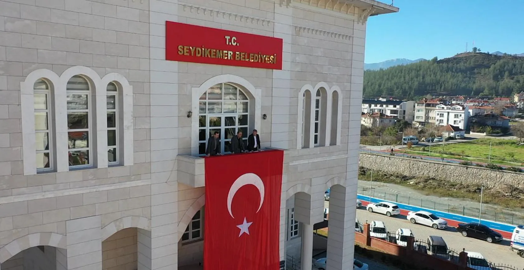 Başkan Akdenizli'den Bayrak Asma Çağrısı