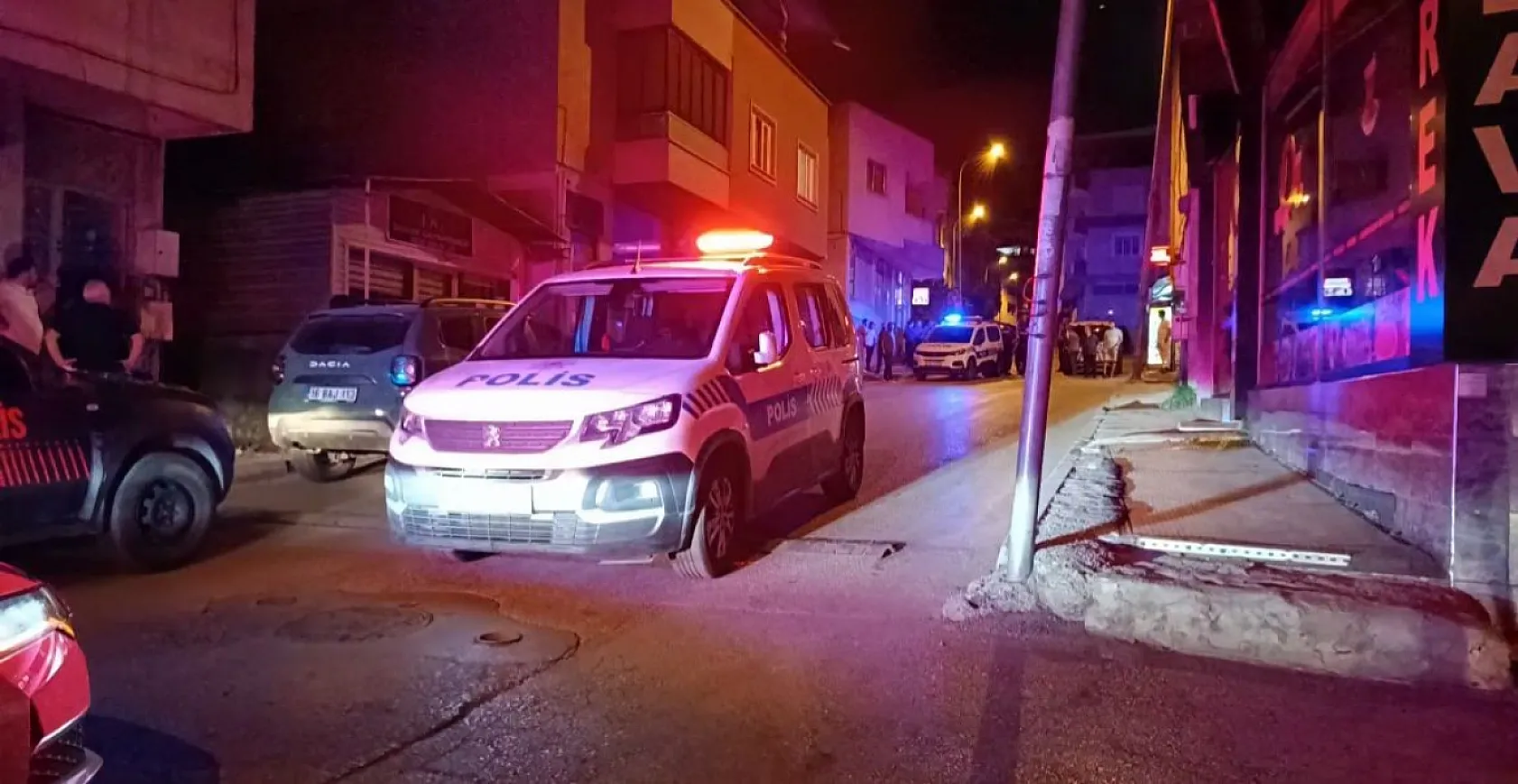 Polisin yakaladığı şüpheliyi korumak için polisleri böyle ezdi