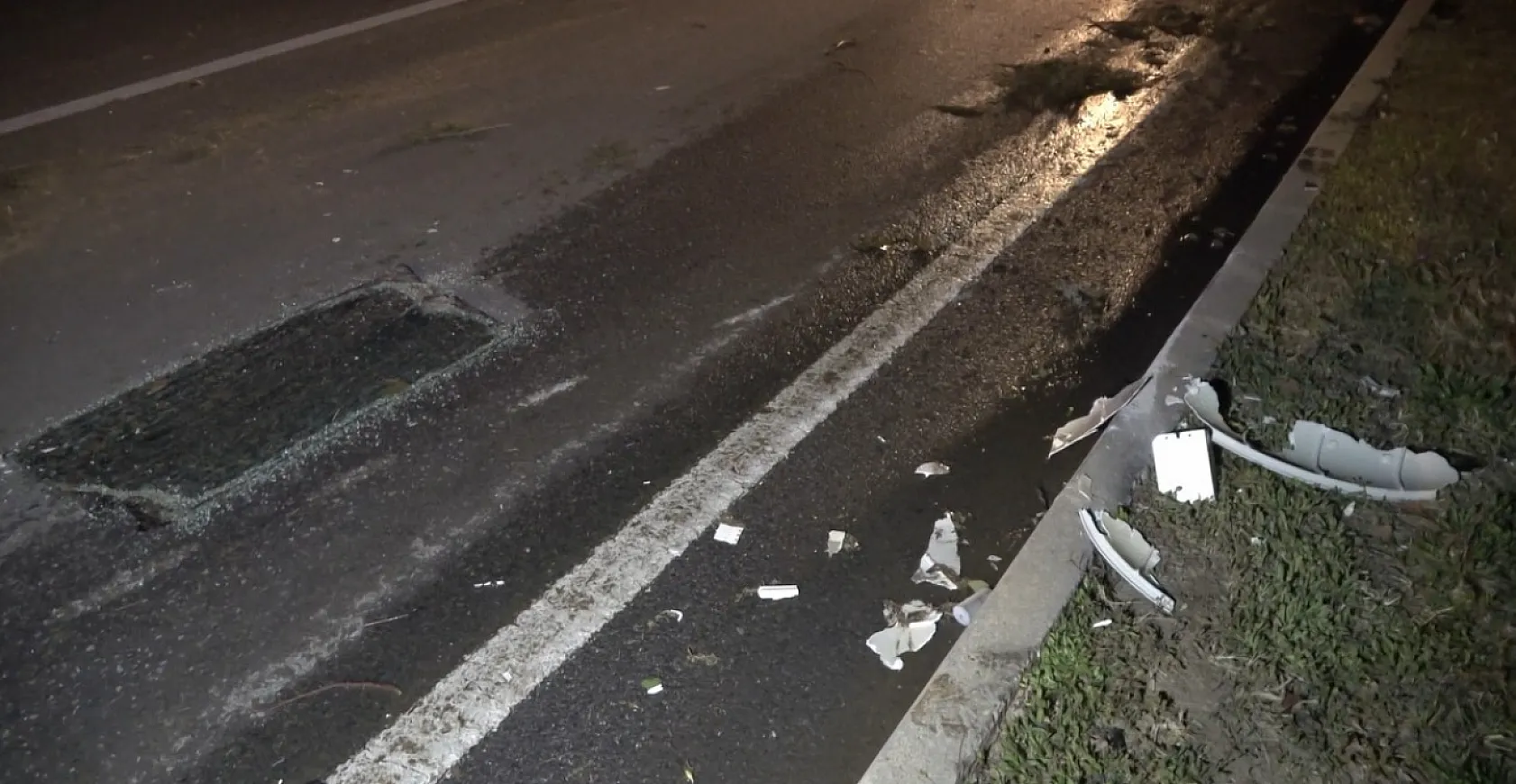 Aydınlatma direği ve bariyerlere çarpan otomobilin sürücüsü yaralandı