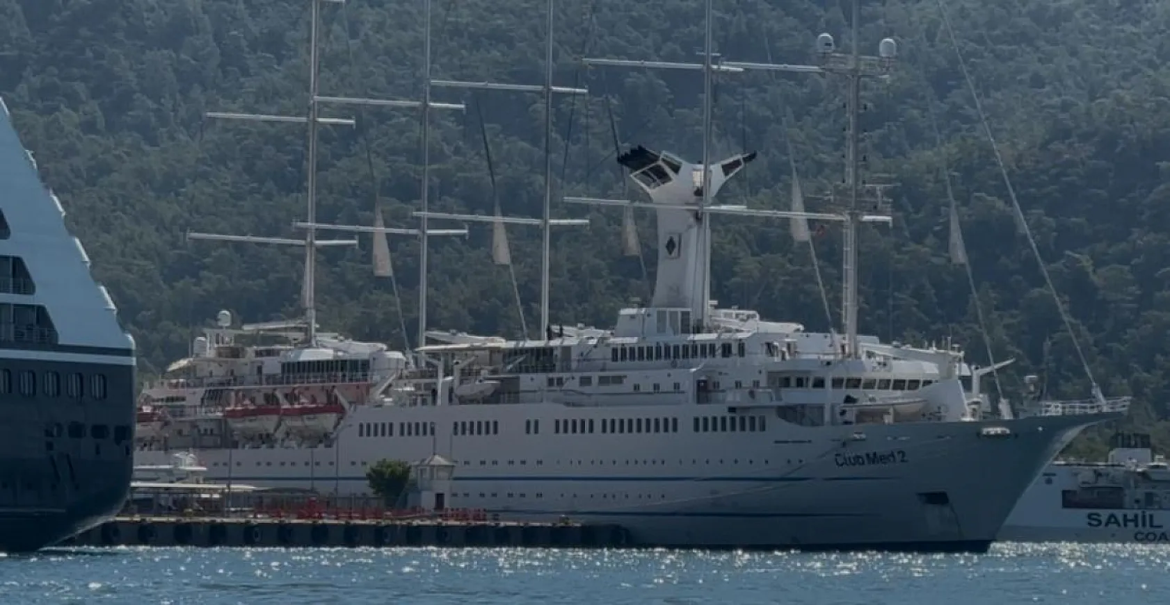 Marmaris'e iki dev yolcu gemisi geldi