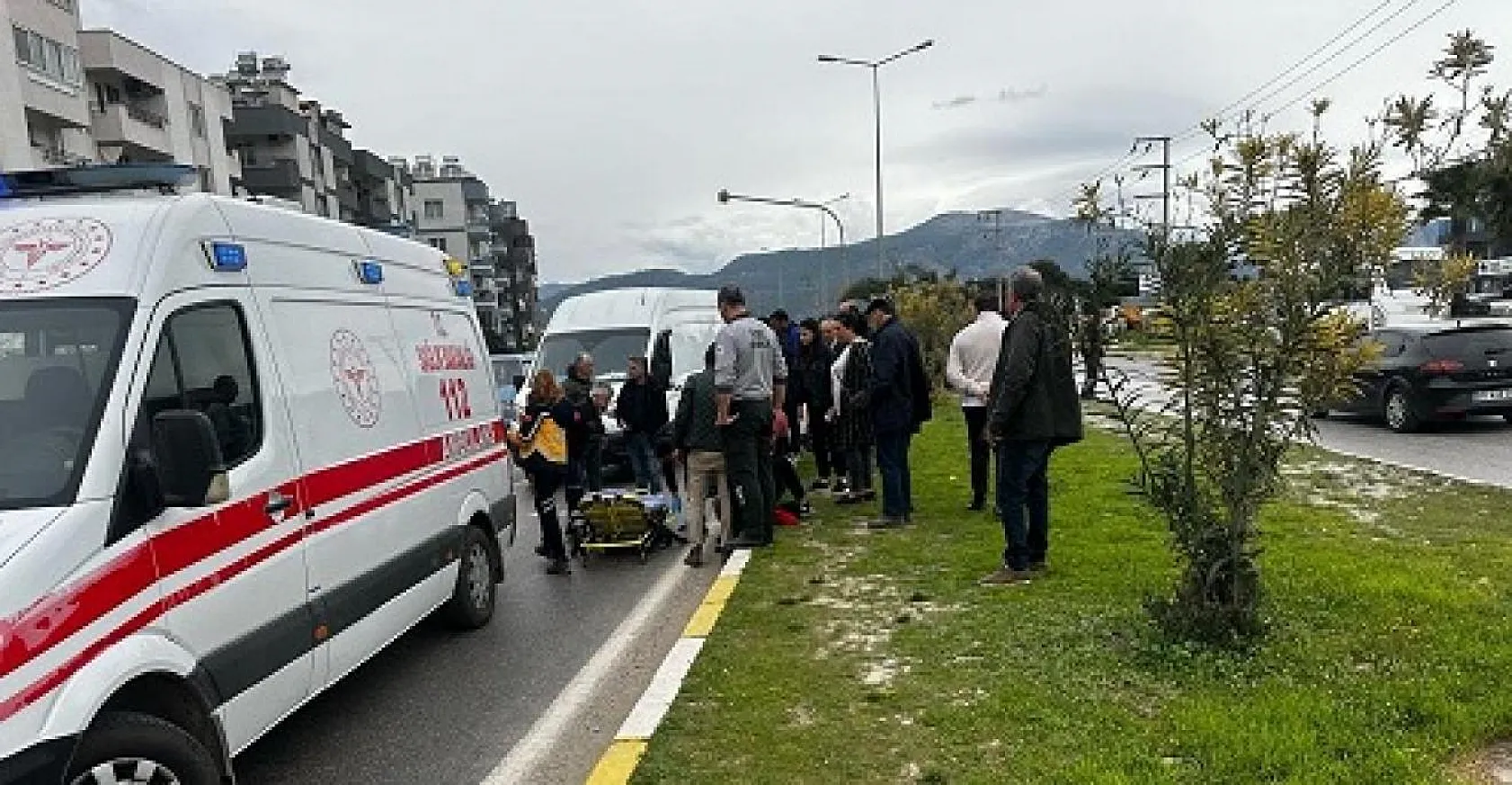 Minibüs yayaya çarptı, 1 yaralı