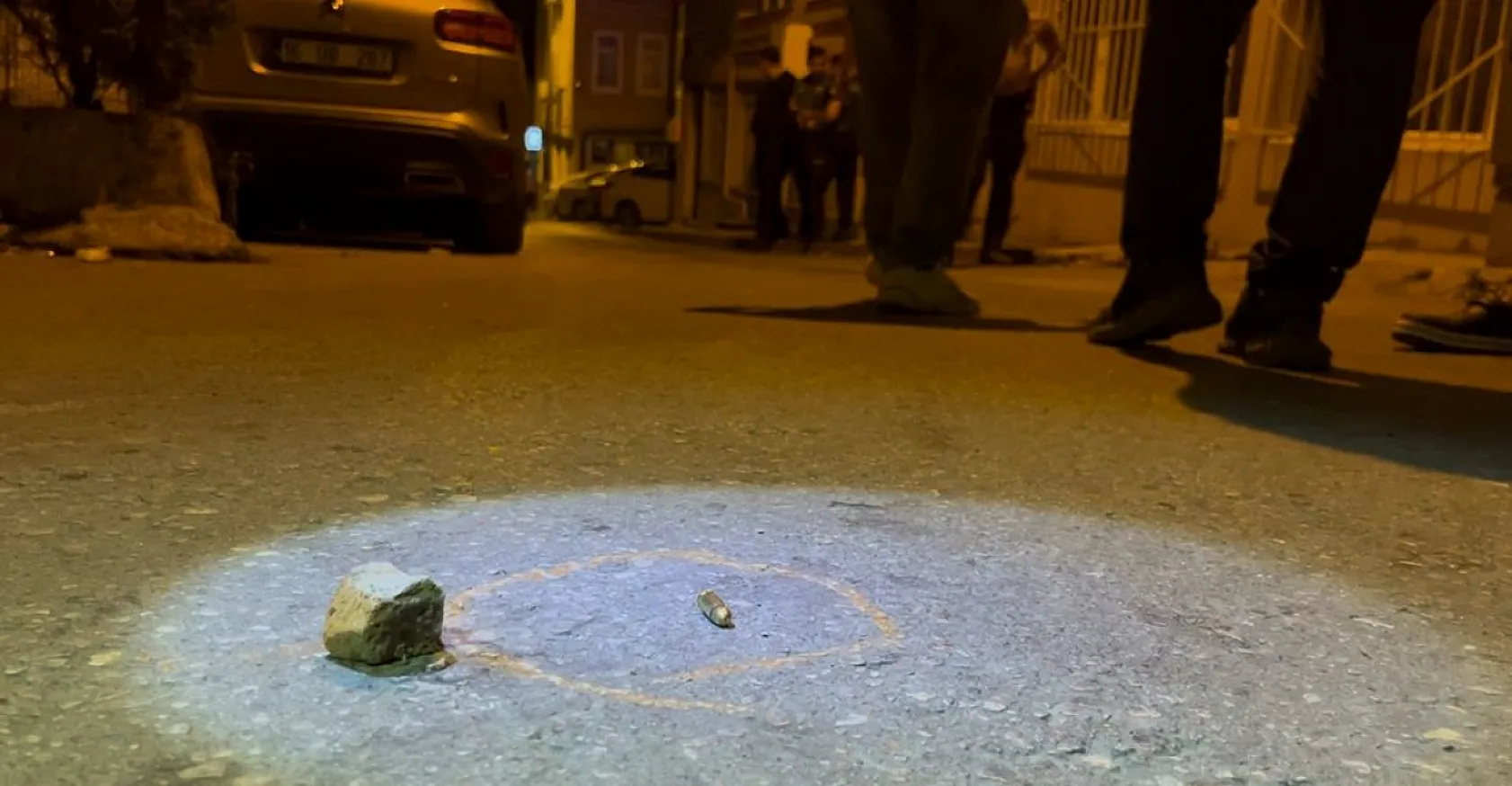 Kavgada önce silahlar, sonra bıçaklar çekildi: 2 yaralı
