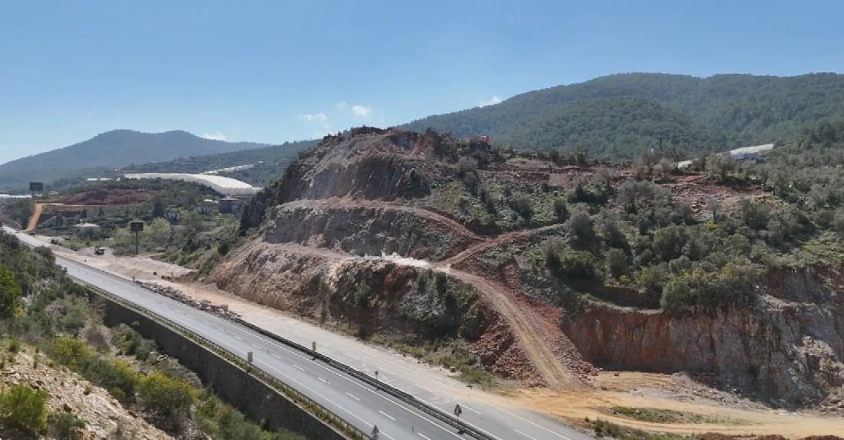 Dağ patlaması korkuttu: Kaya parçaları yolu kapattı, evlerde çatlaklar meydana geldi