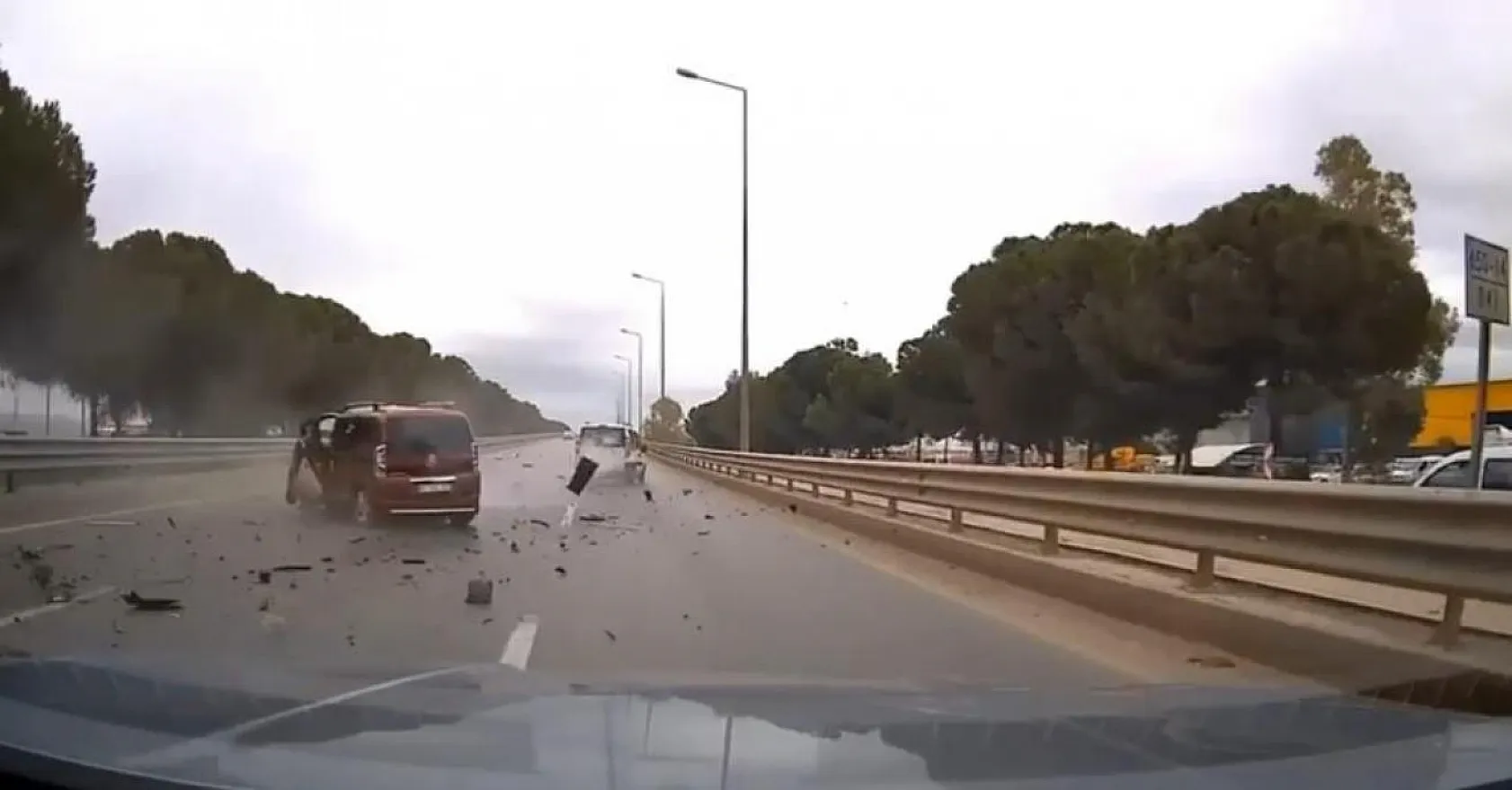 Bariyerlere çarpan araç hurdaya döndü, sürücü hayatını kaybetti