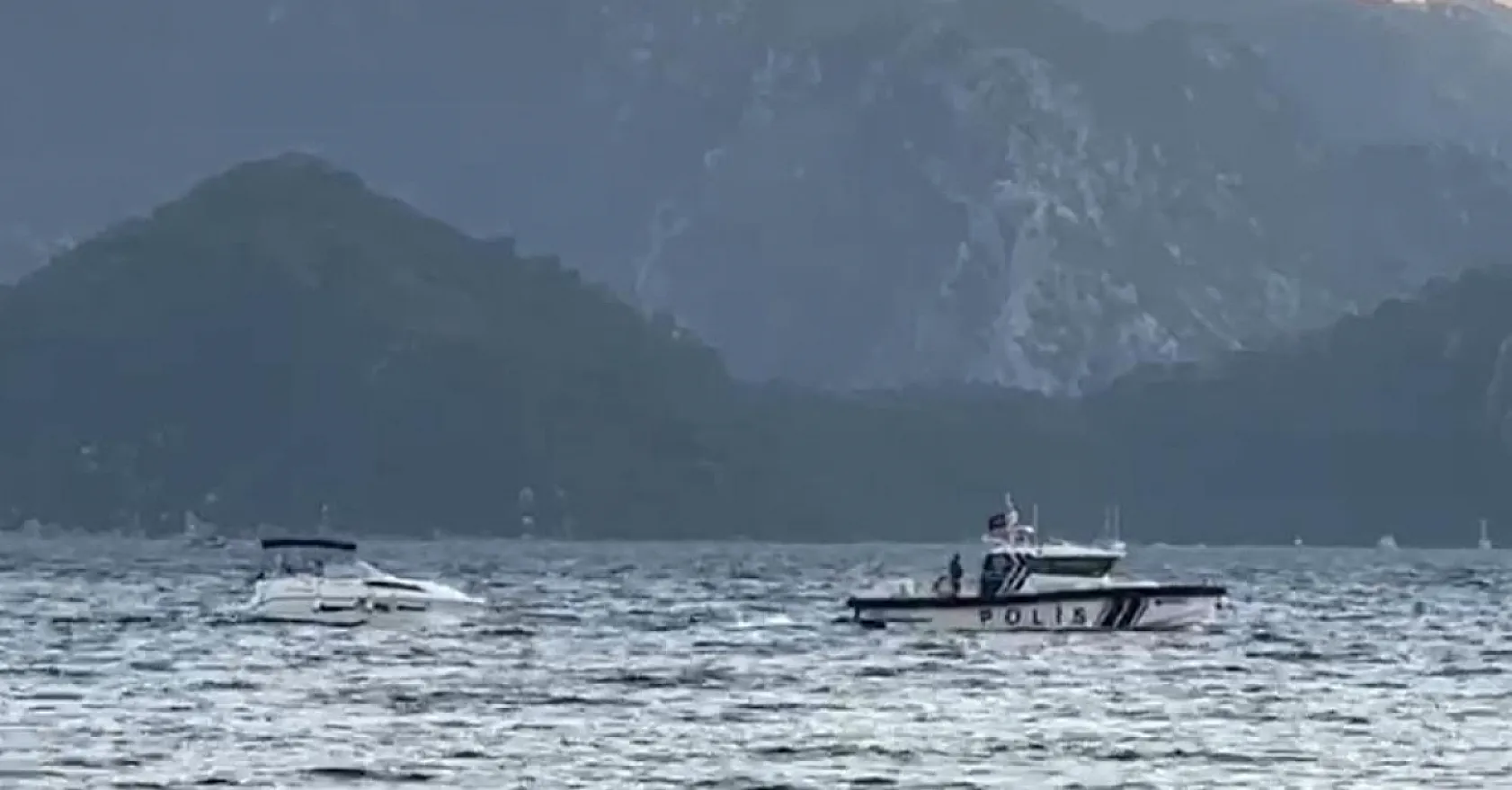 Marmaris'te denizde arızalanan teknedeki vatandaşlar polis botu ile kurtarıldı