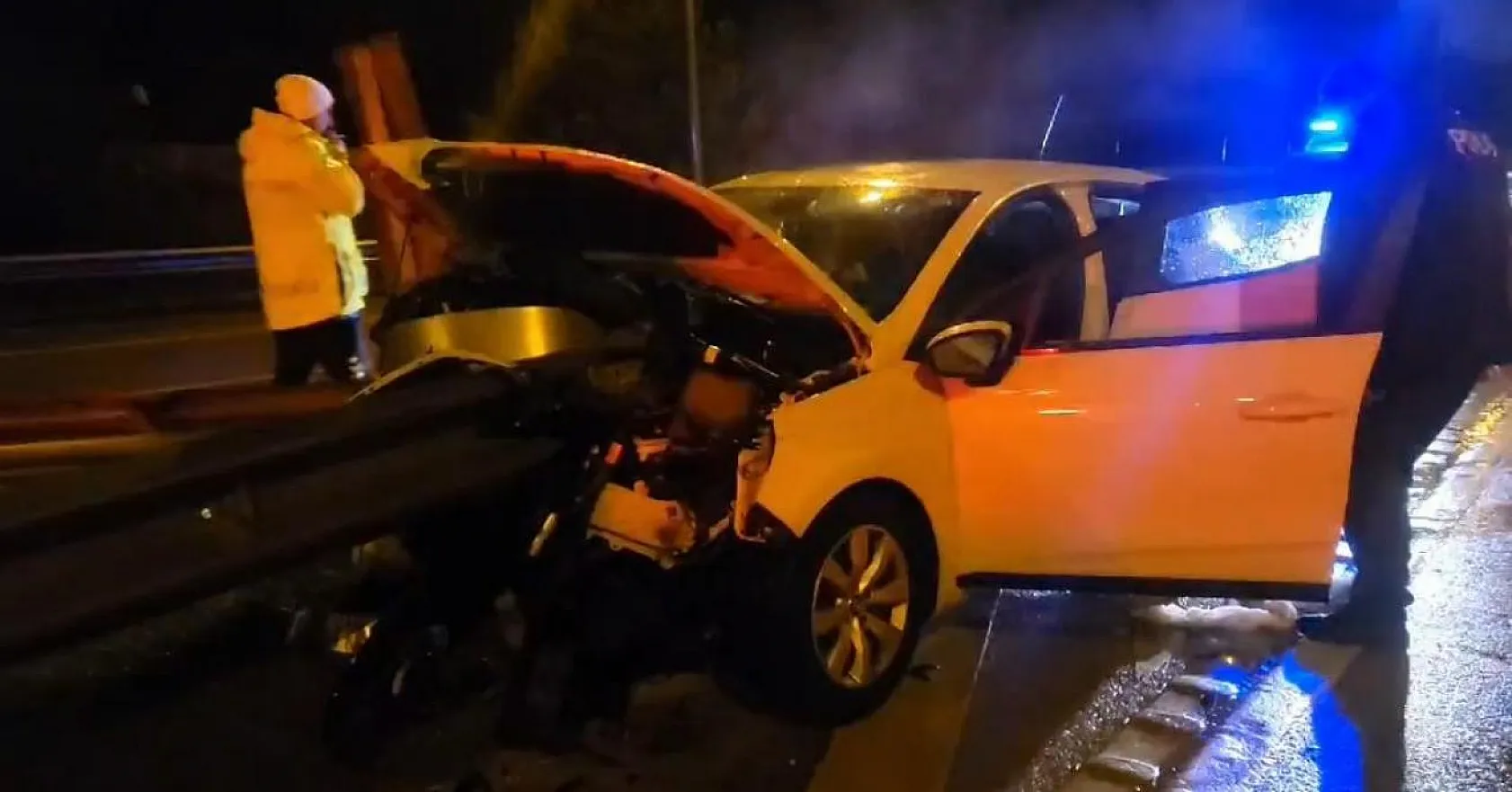 Yağmurda kayan otomobil bariyerlere saplandı, sürücü araca sıkıştı!
